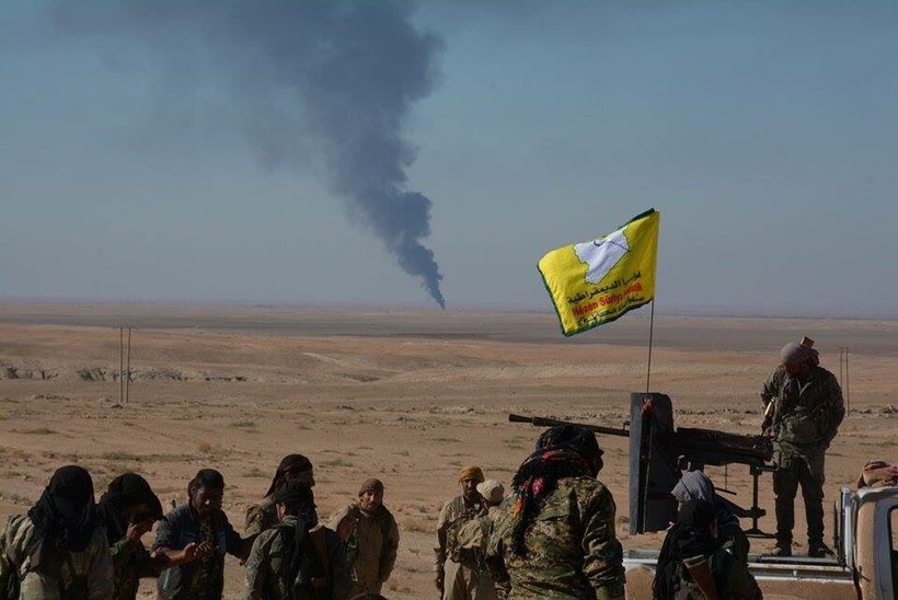 Lực lượng Dân chủ Syria được Mỹ hậu thuẫn trên chiến trường Deir Ezzor - ảnh truyền thông Rojava