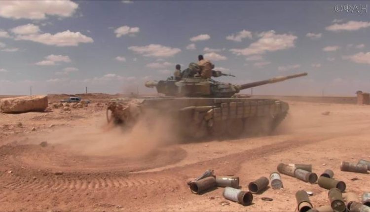 Xe tăng quân đội Syria tiến công trên chiến trường Idlib - ảnh Masdar News