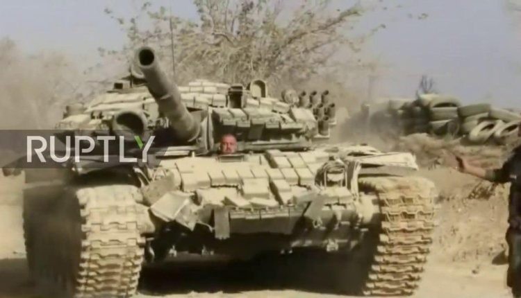 Xe tăng quân đội Syria chiến đấu trên chiến trường Damascus - ảnh minh họa Masdar News