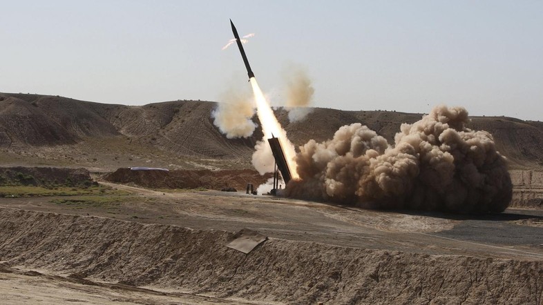Lực lượng Houthi phóng tên lửa tấn công quân đội Ả rập Xê út - ảnh Masdar News