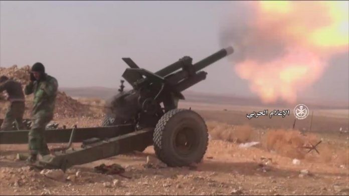 Pháo binh quân đội Syria bắn phá chiến tuyến IS trên chiến trường Hama - ảnh minh họa Masdar News