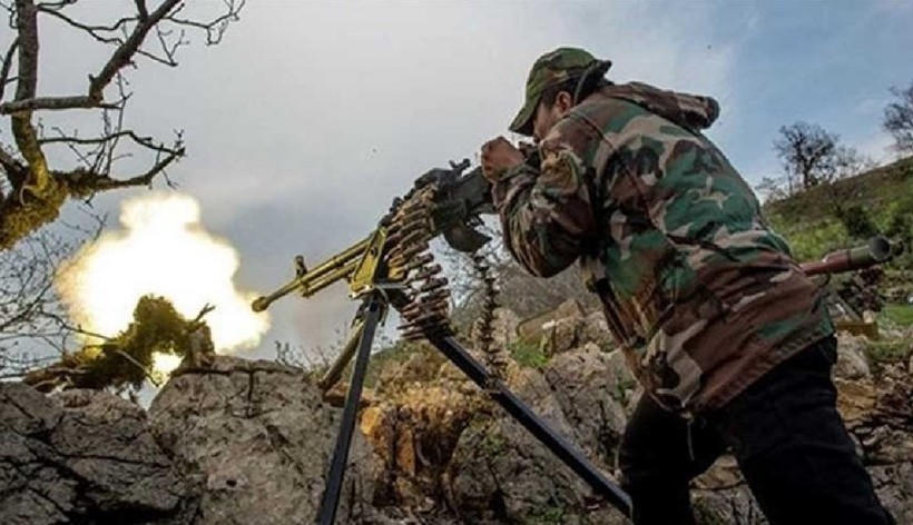 Một xả thủ súng máy quân đội Syria đang xả đạn - ảnh Masdar News