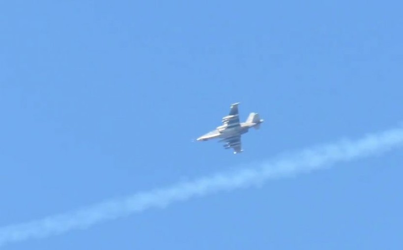 Su 25 không quân Nga không kích trên chiến trường Idlib - ảnh minh họa video Masdar News