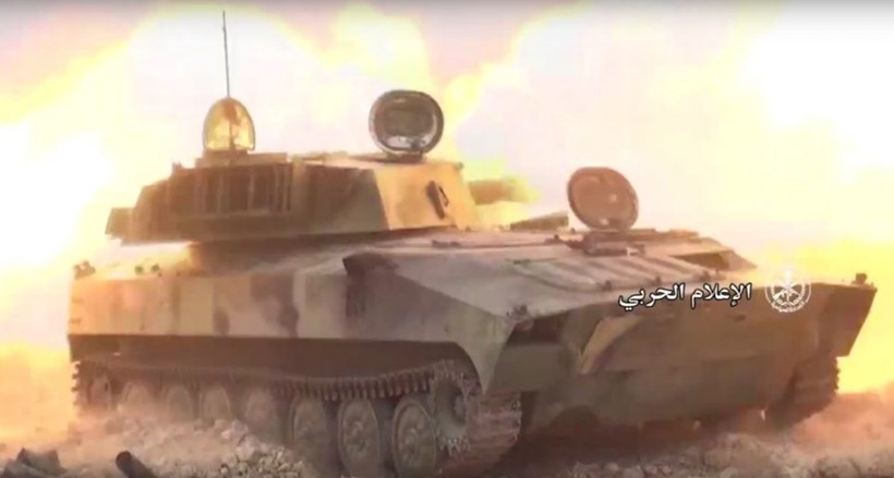 Pháo tự hành quân đội Syria khai hỏa trên chiến trường Hama - ảnh minh họa Masdar News