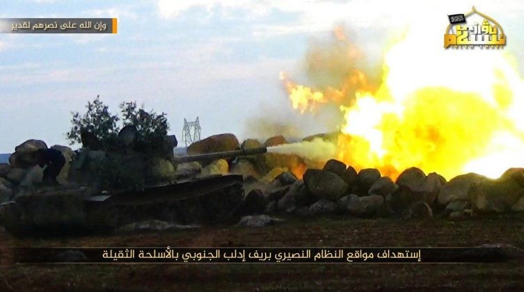 Xe tăng của nhóm thánh chiến Duy Ngô Nhĩ tấn công quân đội Syria ở Idlib. Ảnh truyền thông đối lập Syria