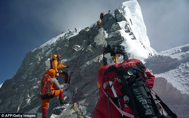 Các vận động viên leo núi chinh phục đỉnh Everest