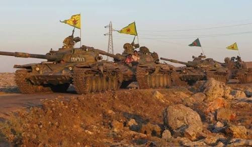 Đoàn xe tăng của lực lượng YPG tiến về Afrin. Ảnh minh họa Masdar News
