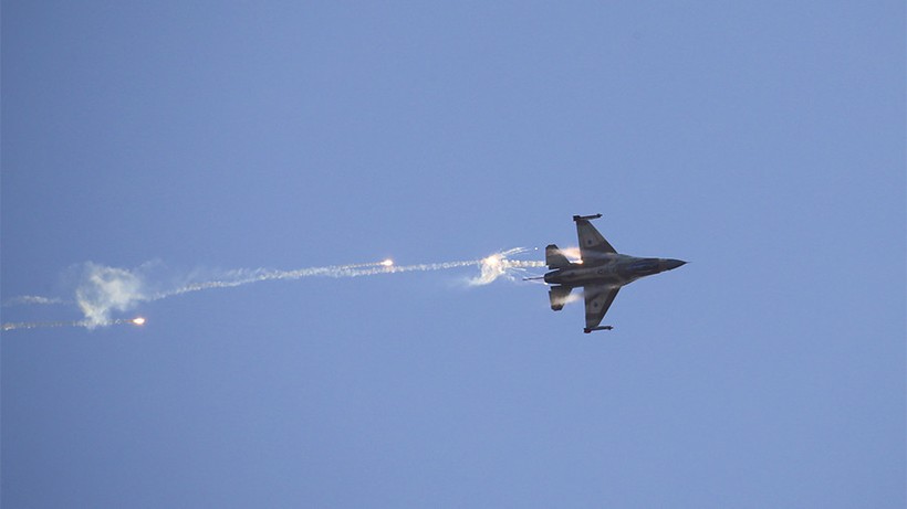 Máy bay F-16 Israel bị phòng không Syria bắn hạ Ảnh minh họa RT