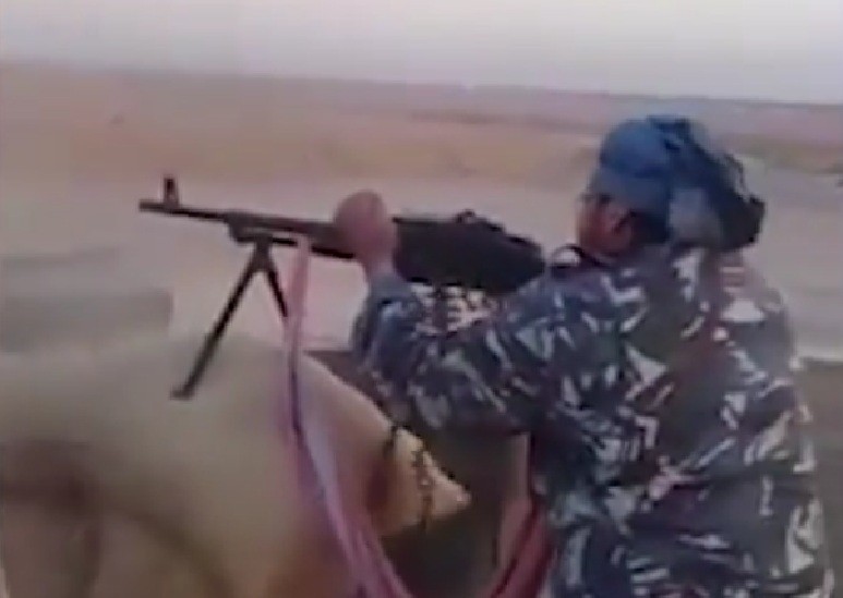 Một tay súng thánh chiến thuộc bộ lạc Euphrates đang thực hiện bắng súng máy PKMS trong lực lượng DMC Ảnh minh họa video