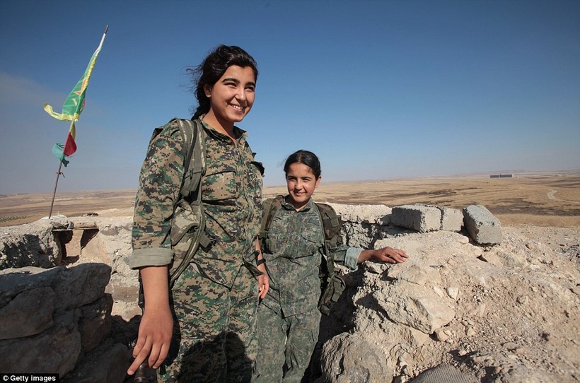 Nữ chiến binh người Kurd trên chiến trường Afrin - ảnh minh họa Masdar News