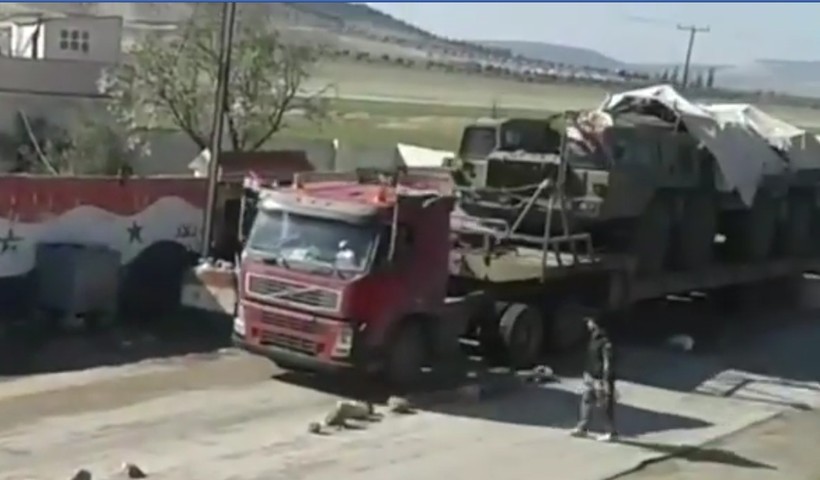 Xe vận tải đặc chủng chở tổ hợp tên lửa Tochka đến Damascus - ảnh minh họa video