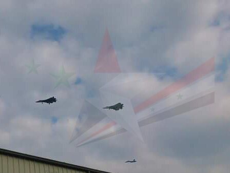 Hai chiếc tiêm kích lạ, được cho là Su-57 xuất hiện trên căn cứ không quân Khmeimim - ảnh @WaelAlHussaini