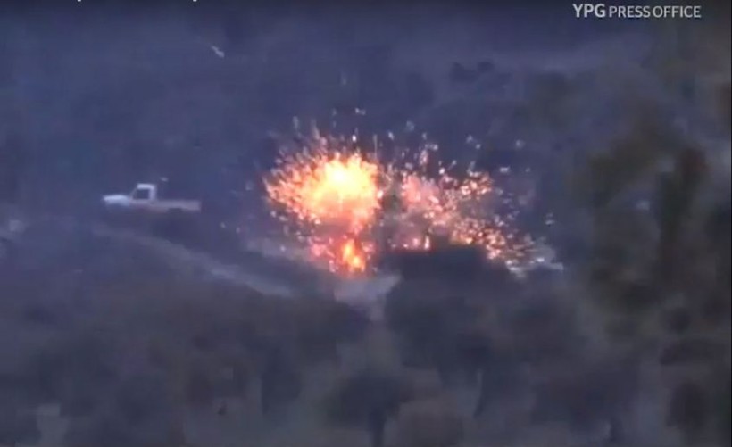 Lực lượng dân quân người Kurd phá hủy 1 xe cơ giới của phiến quân FSA - ảnh minh họa video