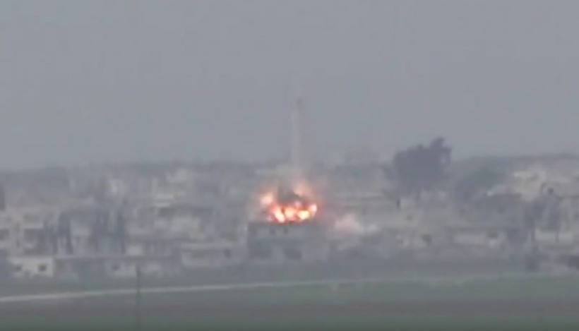 Lực lượng pháo binh - tên lửa quân đội Syria tiến công thị trấn chiến lược Al-Latamenah trên vùng nông thôn miền bắc Hama - ảnh minh họa video