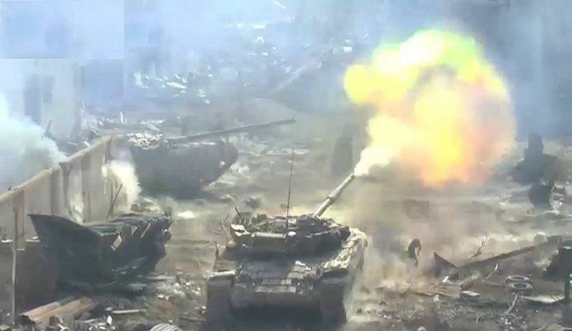 Xe tăng quân đội Syria tiến công trên chiến trường Đông Ghouta - ảnh minh họa Masdar News