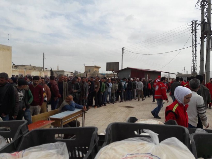 Dòng người Kurd rời bỏ thành phố Afrin, nhận hàng cứu trợ của Trăng lưỡi liềm đỏ và di tản vào Syria. Ảnh minh họa YPG Press