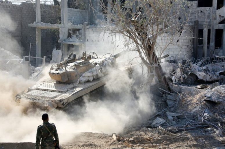 Xe tăng quân đội Syria tiến công trong thị trấn Ayn Tarma