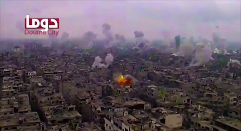Cảnh không quân và pháo binh không kích Douma. Ảnh minh họa video