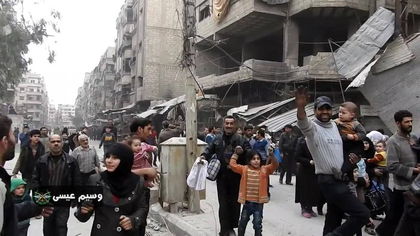 Người dân Syria xuống đường chào đón quân đội - ảnh minh họa video