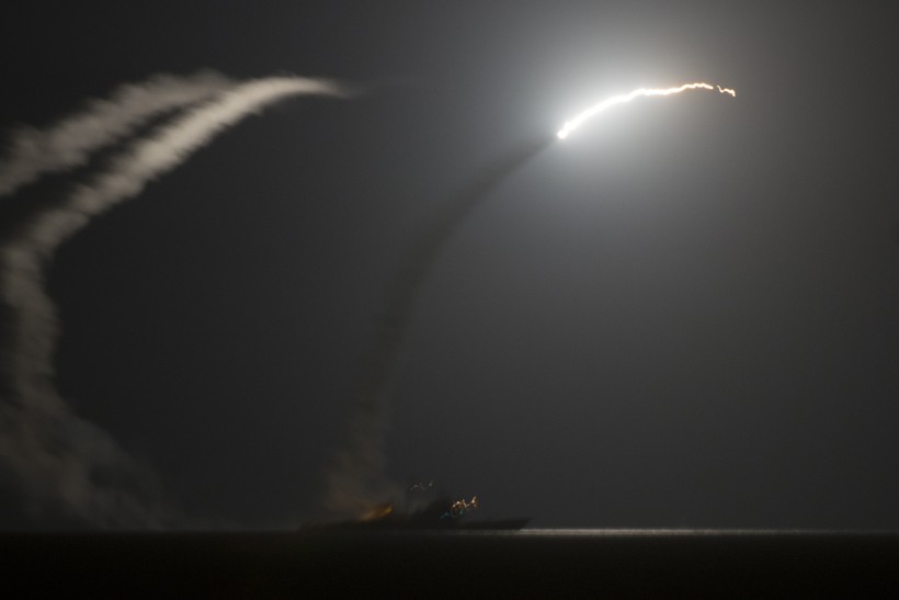Hải quân Mỹ phóng tên lửa tấn công Syria ngày 06.04.2017 - ảnh Dailymail