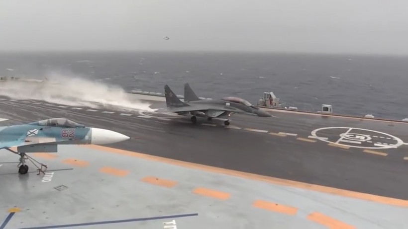 Máy bay chiến đấu Nga xuất kích trên tàu sân bay Đô đốc Kurnestov . Ảnh minh họa video