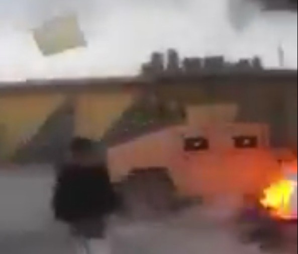 Các tay súng nổi dậy của bộ lạc đốt cháy lốp xe, chiếm trạm kiểm soát ở thị trấn Al-Mansura, tỉnh Raqqa