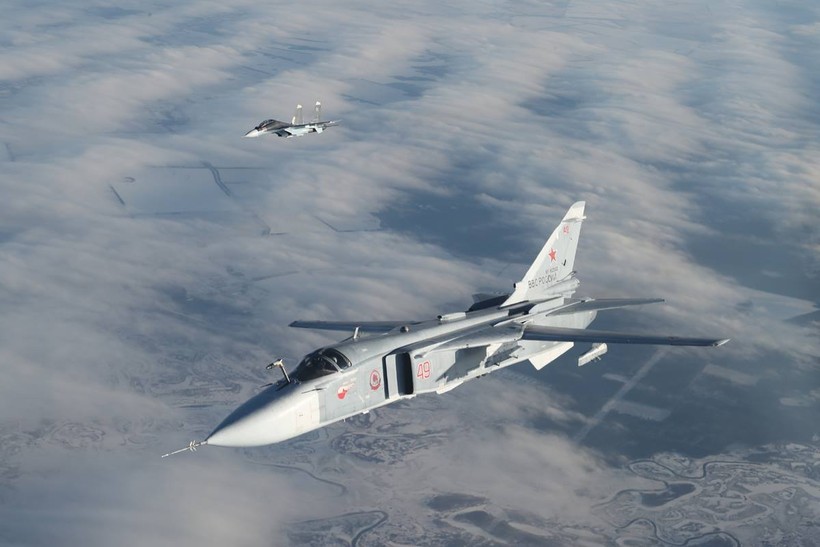 Máy bay ném bom Nga Su-24 cùng Su - 30SM trên không phận Syria