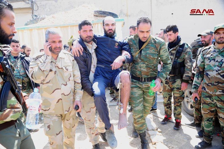 Quân nhân, tù binh Syria được thả ra khỏi nhà tù của nhóm Hồi giáo cực đoan thánh chiến. Anh SANA