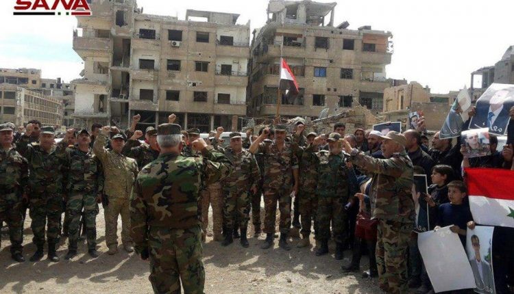 Quân đội Syria kéo cờ ở quận Jobar, Ayn Tarma sau khi lực lượng Hồi giáo cực đoan di tản - ảnh minh hoa video SANA