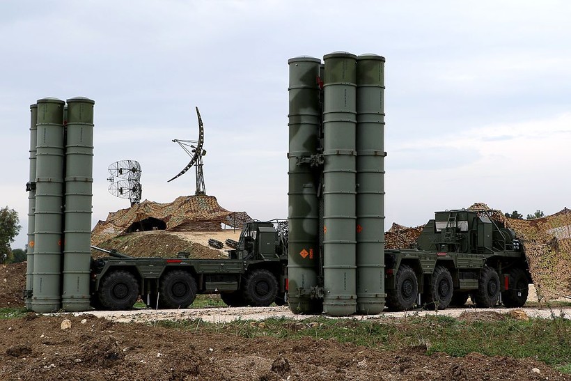 Hệ thống tên lửa S-400 Triumf S-400 Triumf của Nga tại căn cứ quân sự Nga Hmeimim ở tỉnh Latakia ở tây bắc của Syria vào ngày 16.12.2015. / AFP / Paul GYPTEAU