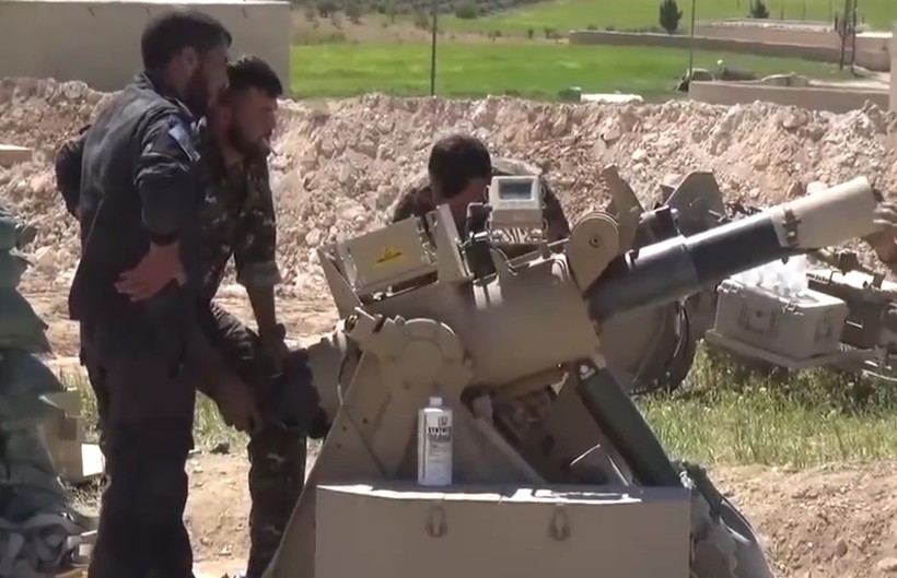 Quân đội Mỹ lắp đặt tên lửa chống tăng TOW trên vùng ngoại vi thành phố Manbij. ảnh minh họa video