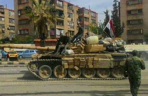 Xe tăng của lực lượng Vệ binh Cộng hòa trên đường tieesps cận quân Yarmouk, phía nam Damasscus. Ảnh minh họa Masdar News