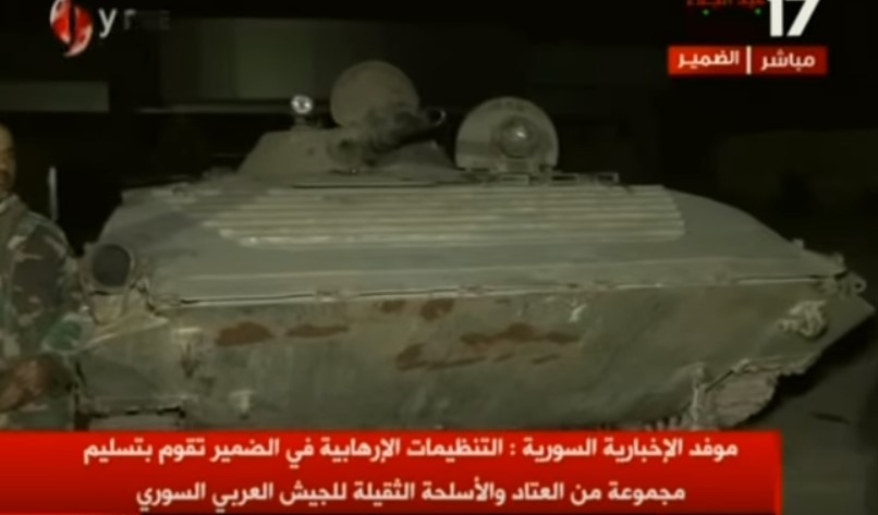 Lực lượng Hồi giáo cực đoan giao nộp xe bộ binh chiến đấu BMP-1 cho quân đội Syria. Ảnh minh họa video Alikhbaria Syria