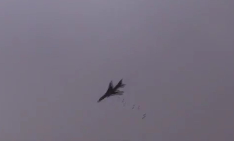 Máy bay chiến đấu quân đội Syria dội bom vào lực lượng IS trên chiến trường Yarmouk