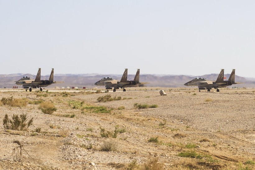 3 chiếc F-15 của không quân Israel, mang bom bay GBU - 39 không kích quân đội Syria . Ảnh Ivan Sidorenko - phóng viên chiến trường độc lập