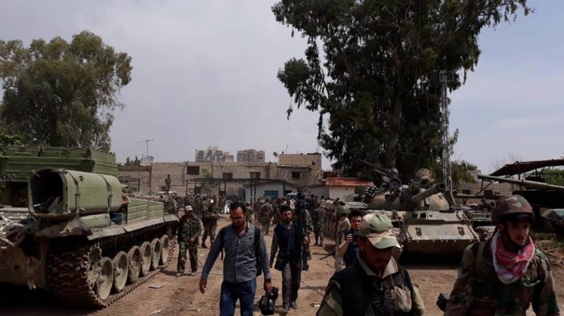 Các binh sĩ quân đội Syria tiến công trên hướng quận Hajar Al-Aswad. Ảnh minh họa Masdar News