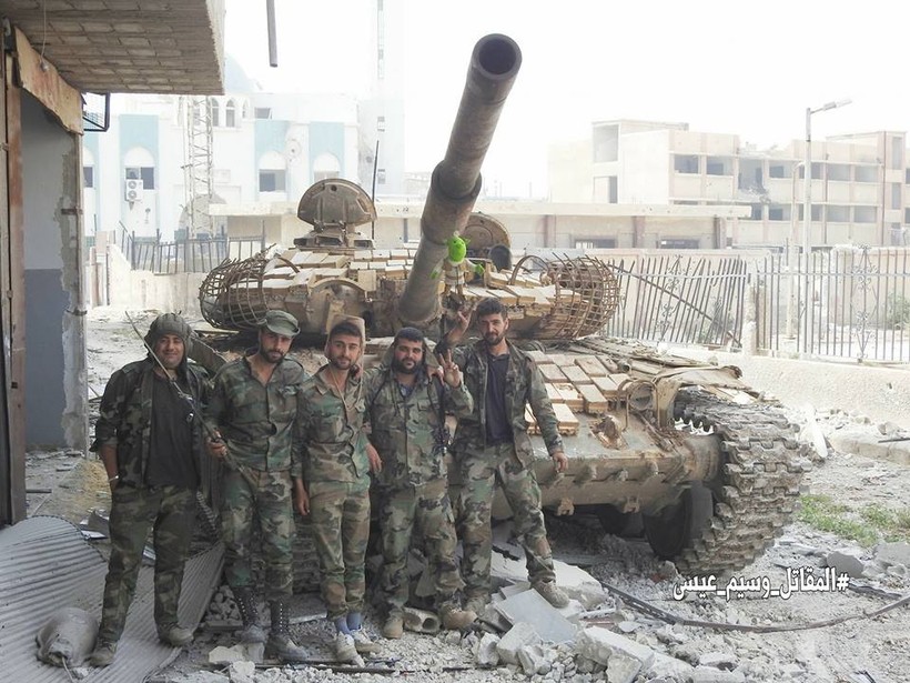 Quân đội Syria trên chiến trường quận Hajar Al-Aswadb sau khi giải phóng. ảnh Masdar News