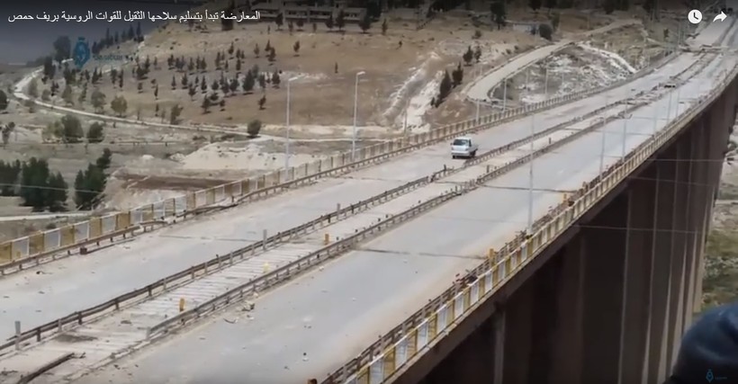 Toàn cảnh tuyến đường cao tốc và cầu Rastan - ảnh minh họa trang tin đối lập Syria