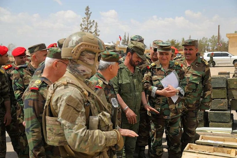 Thiếu tướng Suheil Al-Hassan, tư lệnh trưởng sư đoàn đặc biệt tinh nhuệ Tiger quan sát vũ khí trang bị của lực lượng Hôi giáo cưc đoan ở Rastan. ảnh minh họa ANNA