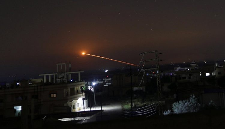 Lực lượng phòng không Syria đánh trả tên lửa Israel  trong cuộc không kích. Anh South Front