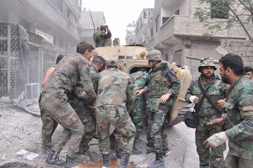 Quân đội Syria tiến công trên đường phố quận Yarmouk, Damascus.