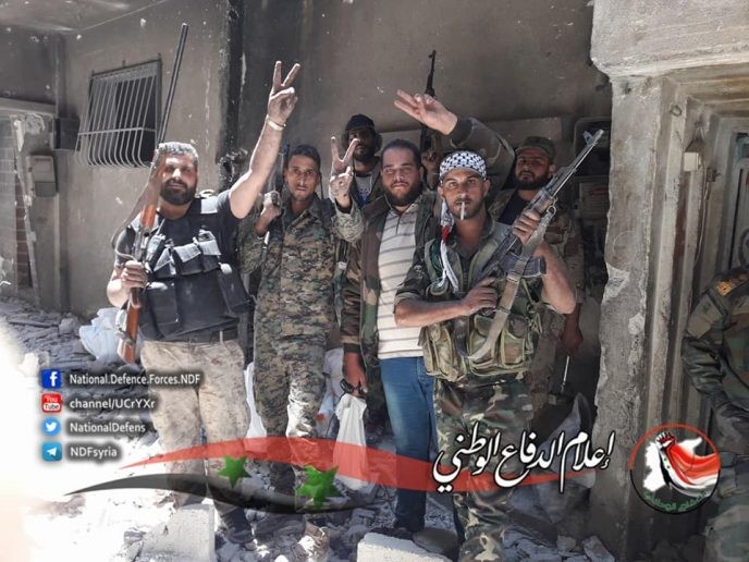 Các binh sĩ Syria và quân tình nguyện Palestine trong các khu phố vừa giải phóng