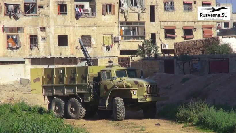 Xe quét mìn UR - 83 tân công IS trong khu vực quận Yarmouk. Anh video Rusvessna