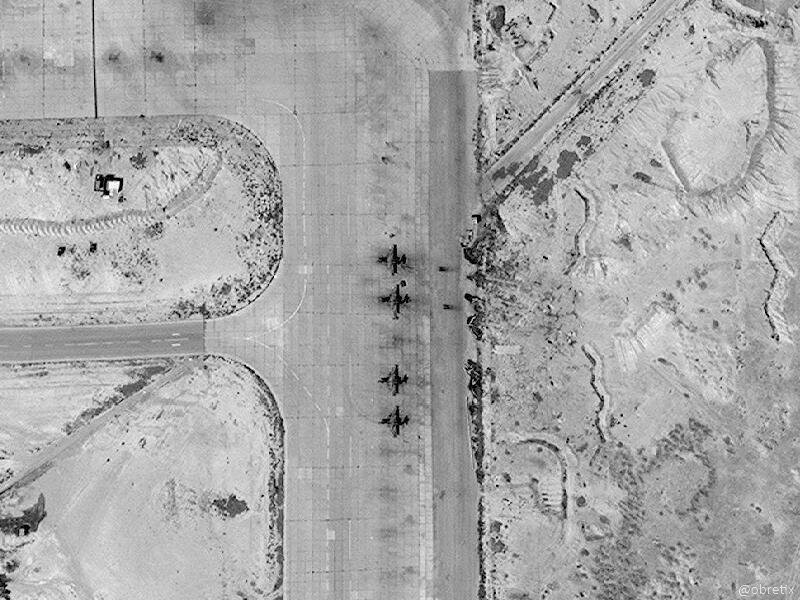 Phi đội 4 chiếc S-25 trên sân bay quân sự T-4 Tyas
