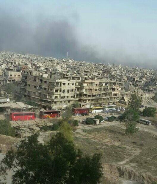 Đoàn xe buýt tiến vào Yarmouk di tản IS. Ảnh South Front