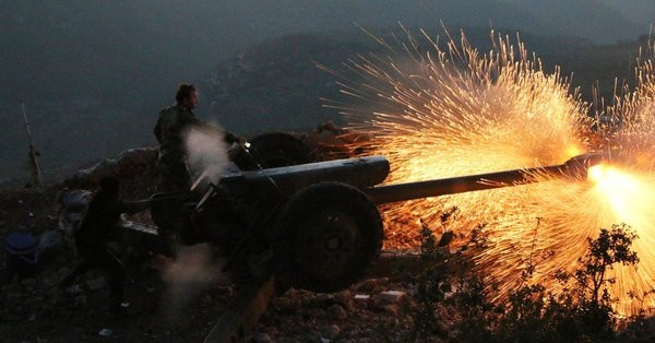 Quân đội Syria pháo kích và các trận địa của lực lượng Hồi giáo cực đoan ở Latakia. Ảnh minh họa Masdar News
