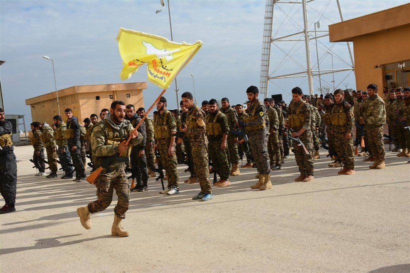 Lực lượng dân quân người Kurd rút khỏi thành phố phía bắc Syria Manbij. Ảnh Masdar News