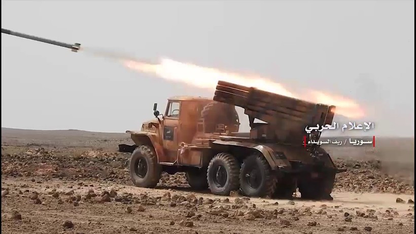 Pháo phản lực quân đội Syria xả đạn ở tỉnh Sweida. Ảnh minh họa Masdar News