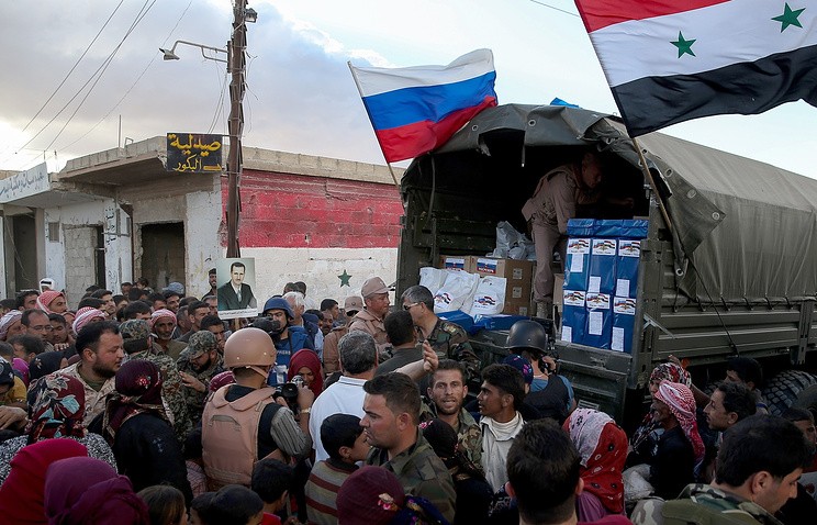 Quân cảnh Nga cung cấp viên trợ nhân đạo cho người dân ở Đông Ghouta