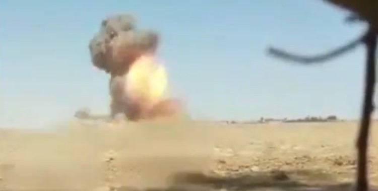 Binh sĩ lực lượng dân quân người Kurd phá hủy 1 xe đánh bom tự sát VBIED. Ảnh Masdả News